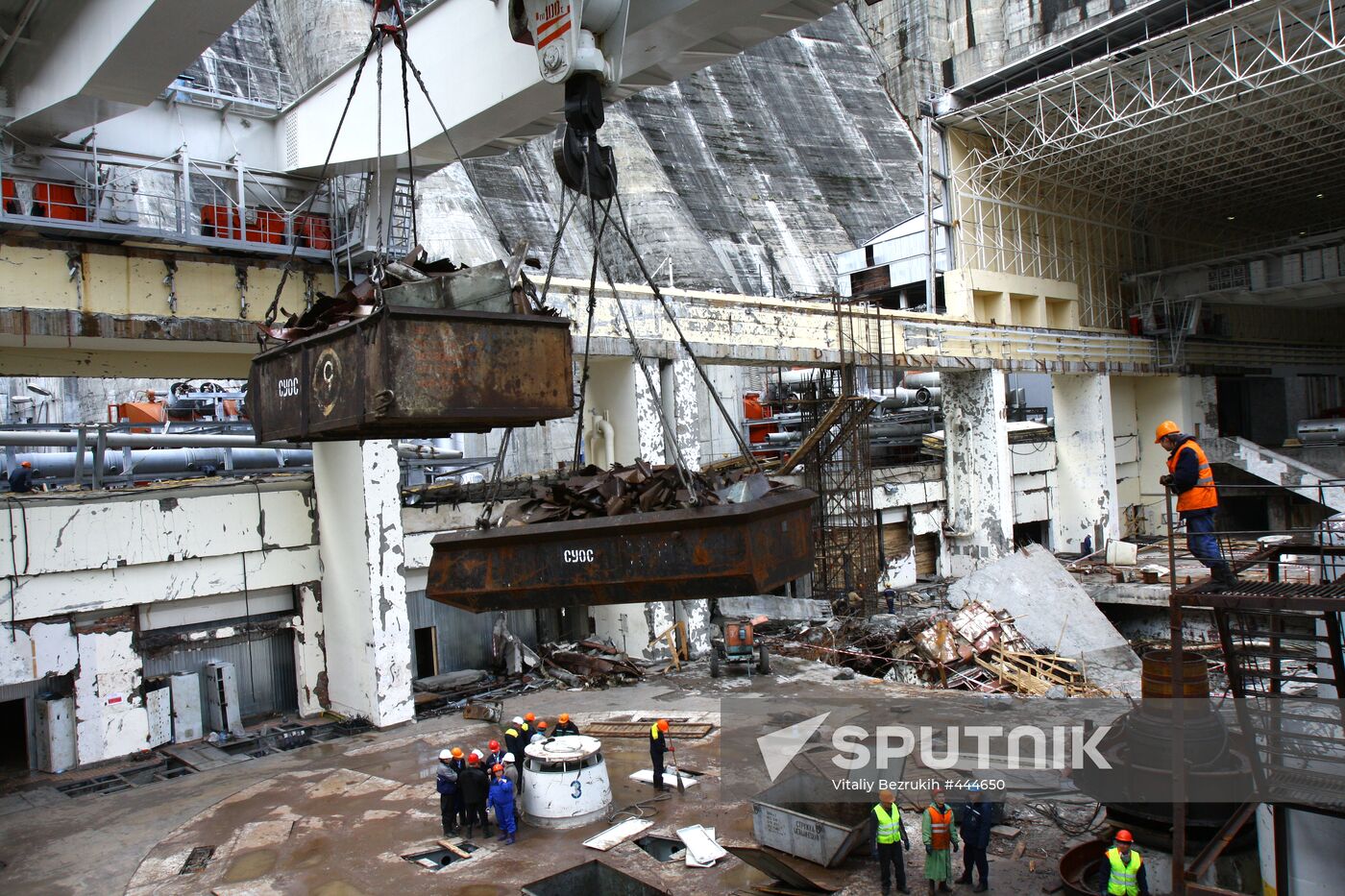 Clean-up operations at the Sayano-Shushenskaya hydropower plant