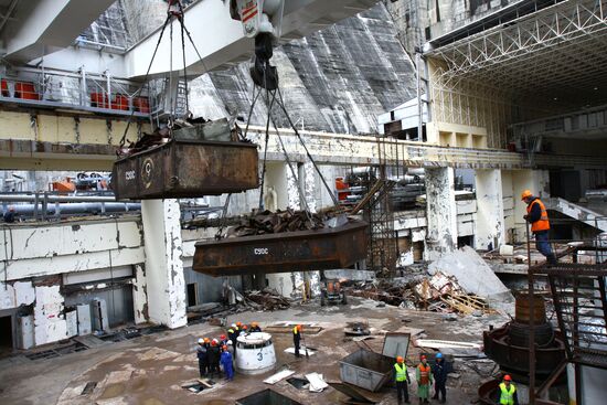 Clean-up operations at the Sayano-Shushenskaya hydropower plant