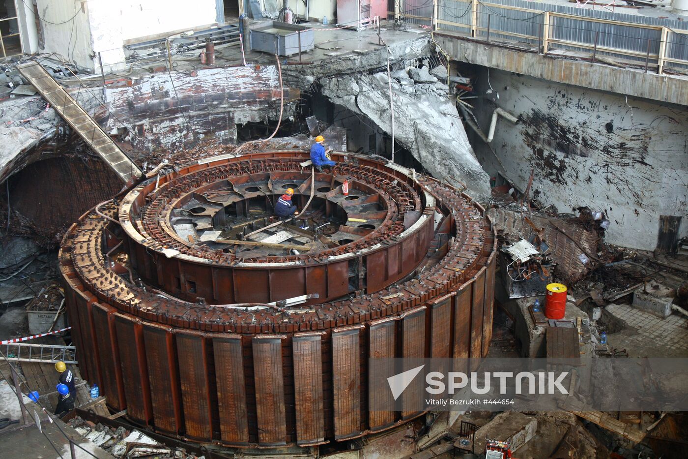 Clean-up operations at the Sayano-Shushenskaya hydropower plant