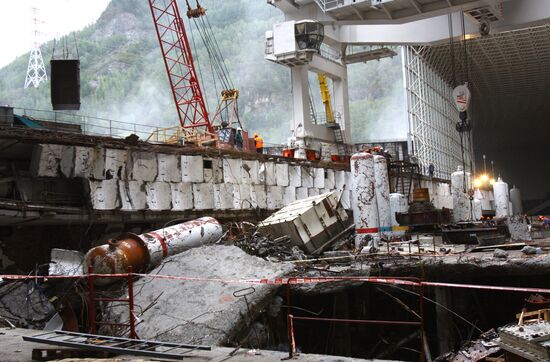 Clean-up operations at the Sayano-Shushenskaya hydropower plant