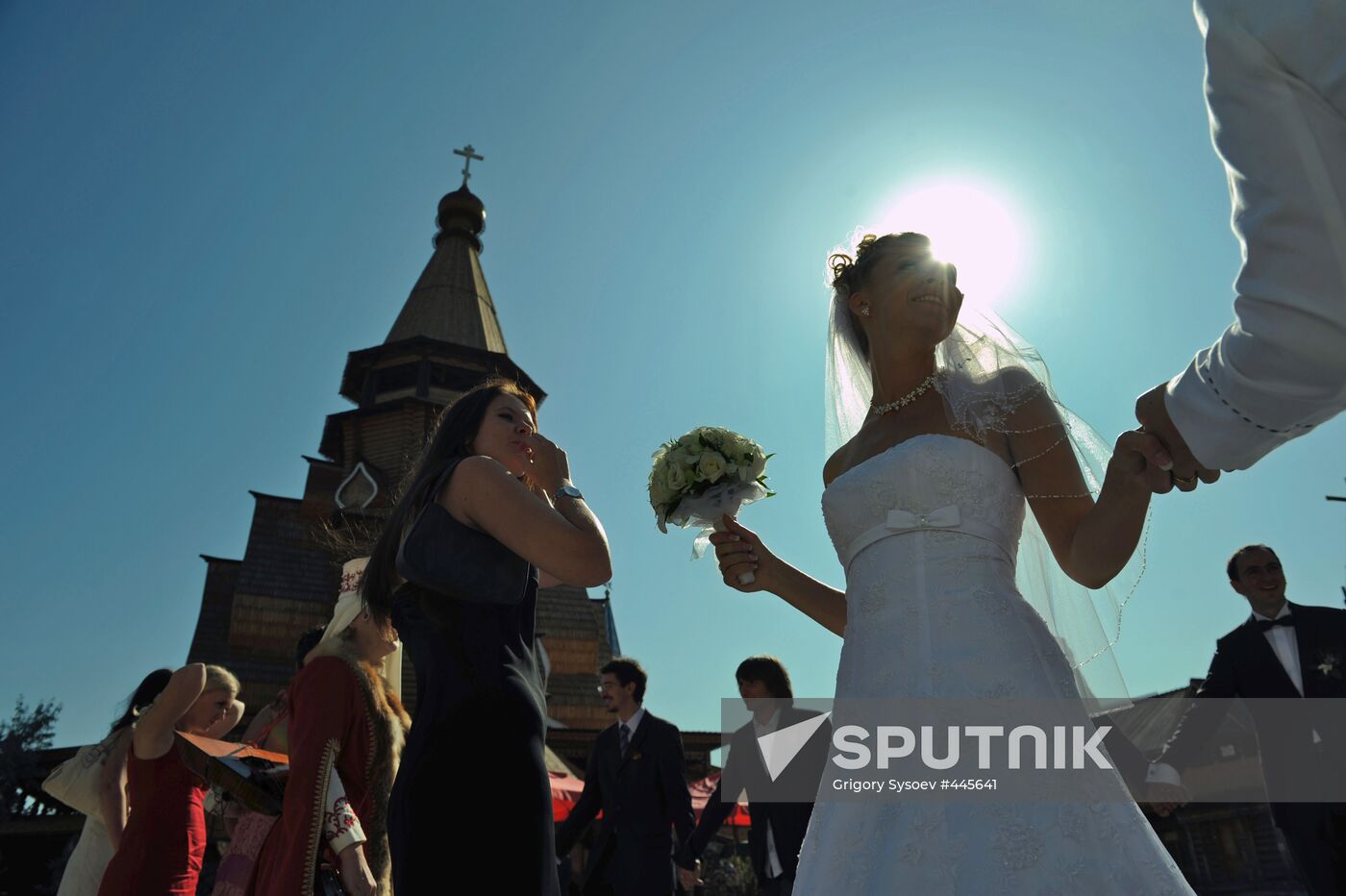 Couple weds at Moscow's Izmailovo Kremlin registry office
