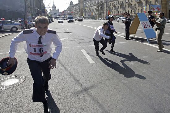Moscow policemen participate in relay race