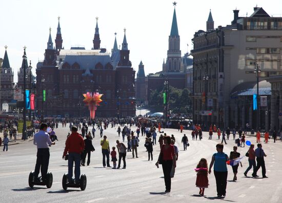 Moscow residents mark City Day on Tverskaya Street