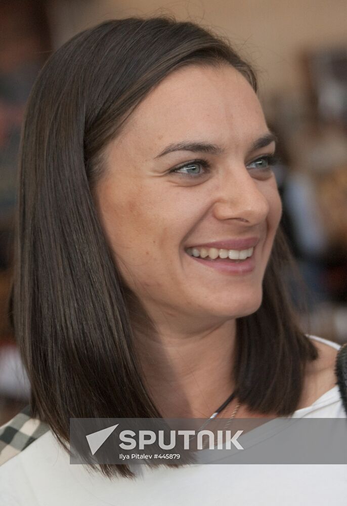 Yelena Isinbayeva arrives at Sheremetyevo-2 airport