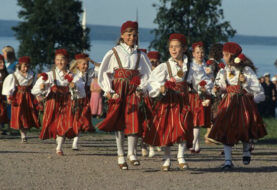Karelian schoolchildren wearing national costumes