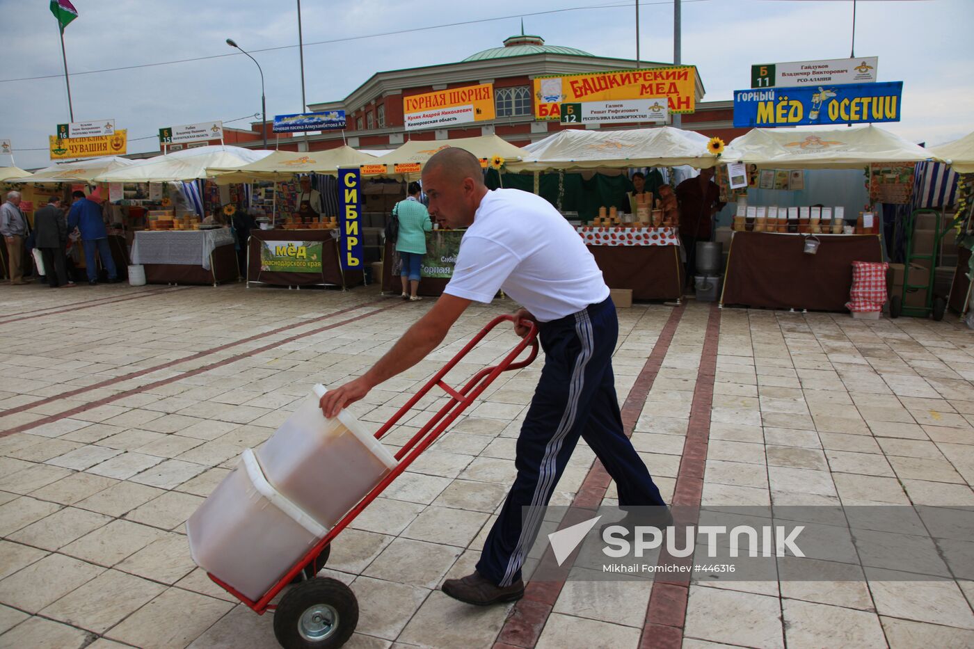 Honey fair in Tsaritsyno, Moscow