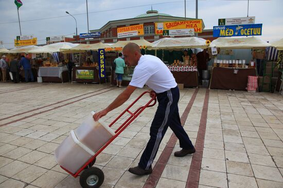 Honey fair in Tsaritsyno, Moscow