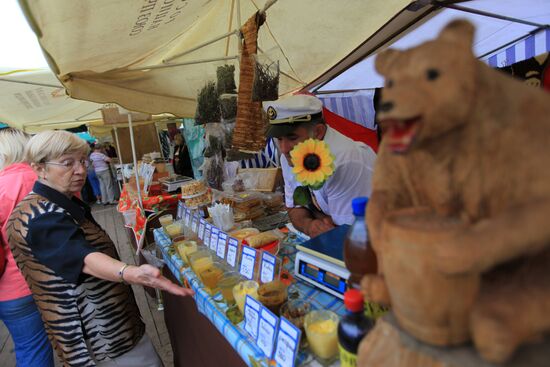 Honey fair in Tsaritsyno, Moscow