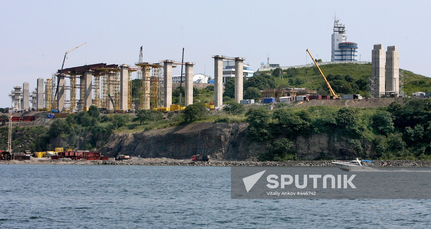 Building a bridge on Russky Island