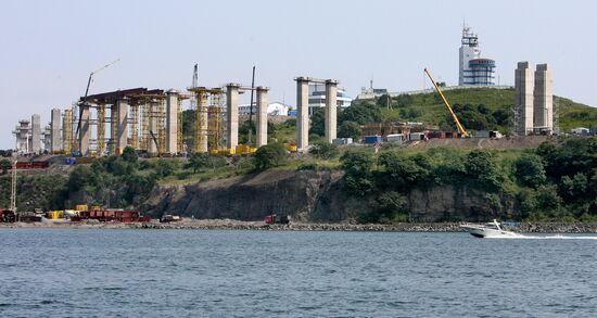 Building a bridge on Russky Island