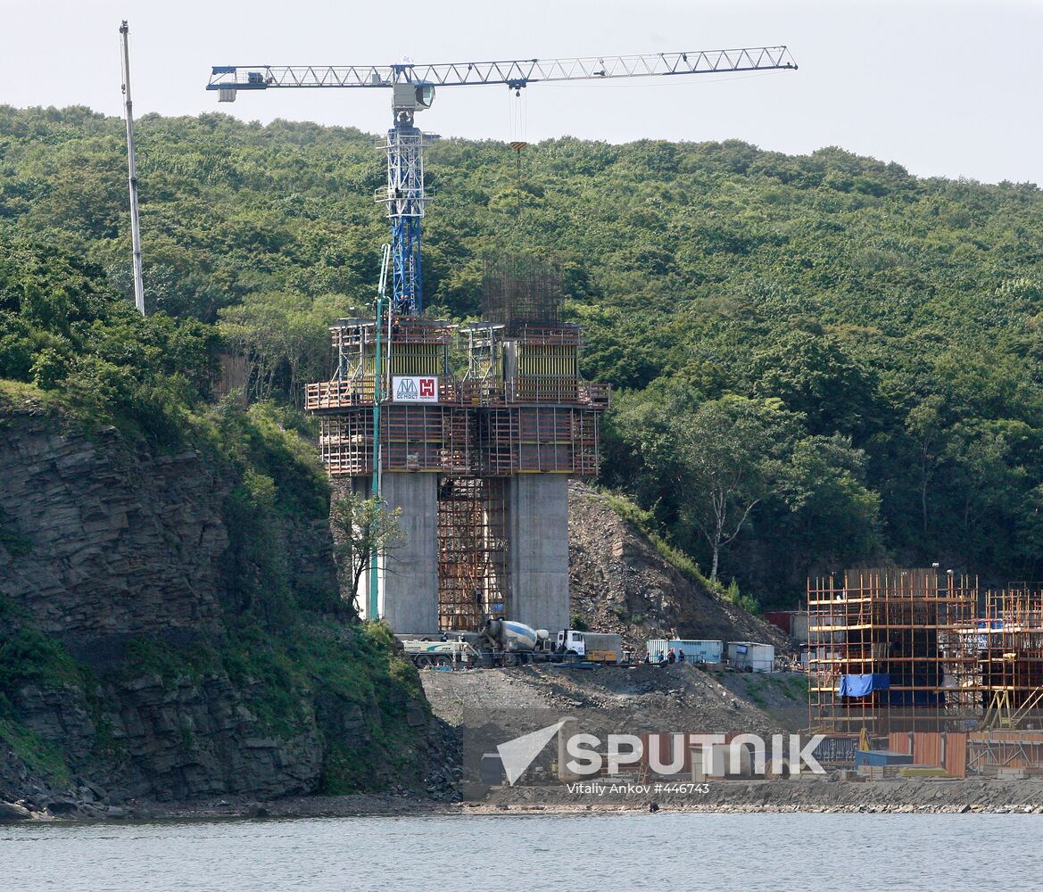 Building a bridge on Russky Island