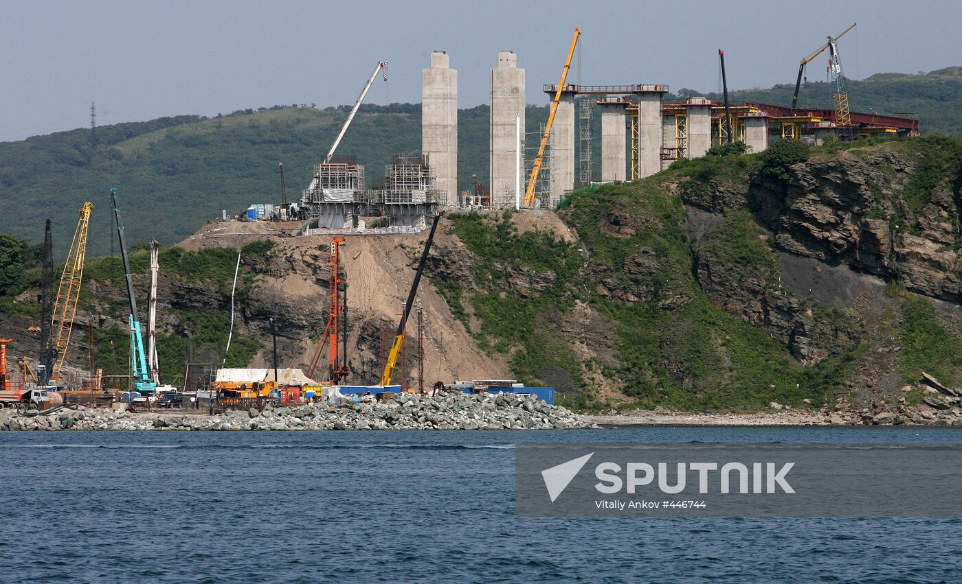 Building a bridge on Russky Island