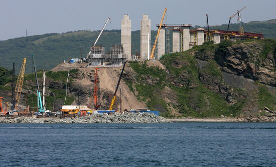 Building a bridge on Russky Island