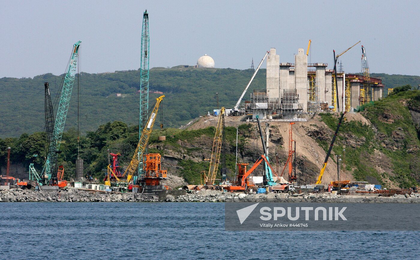 Building a bridge on Russky Island