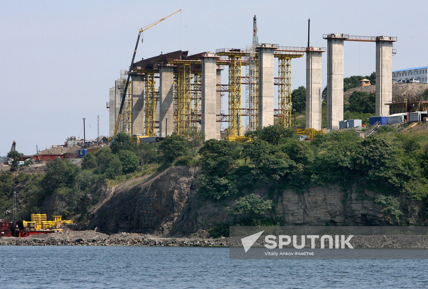 Building a bridge on Russky Island