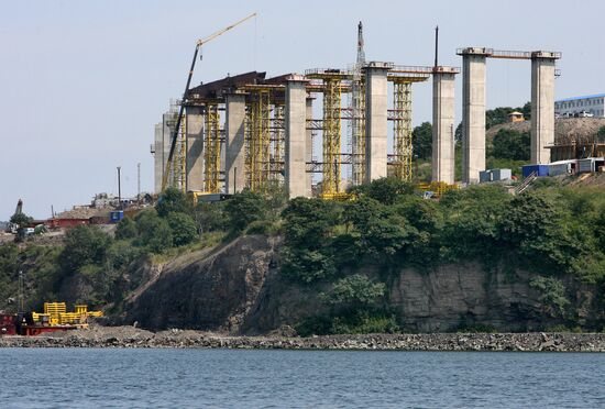 Building a bridge on Russky Island