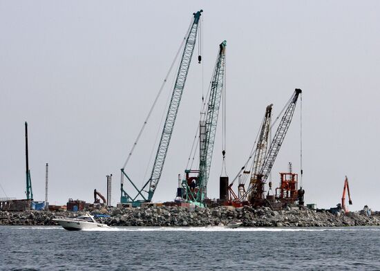 Building a bridge on Russky Island