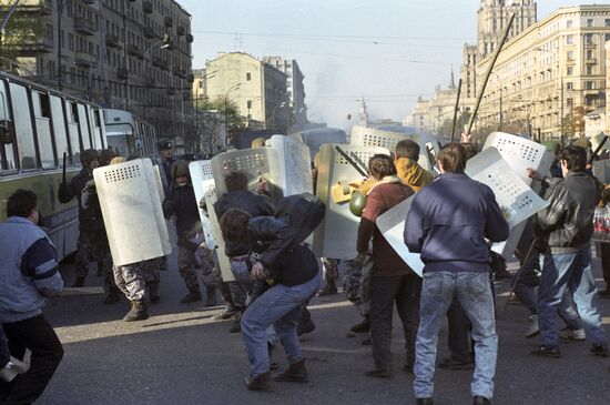 RF Supreme Soviet supporters and OMON riot police