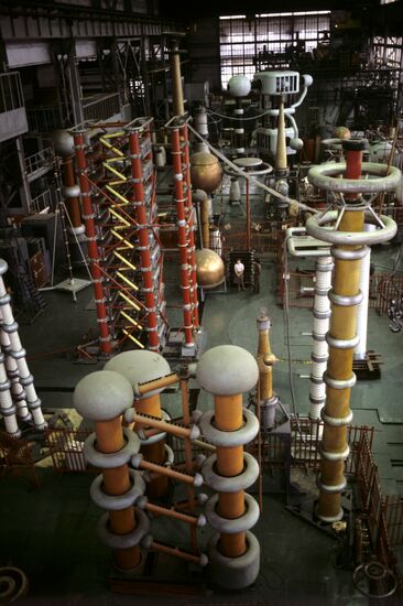 High-voltage experiment hall
