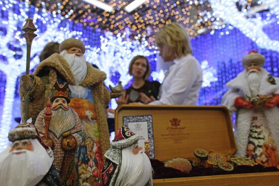 "Christmas time/100 Days till New Year" fair in Artist House