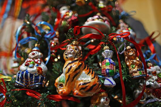 "Christmas time/100 Days till New Year" fair in Artist House