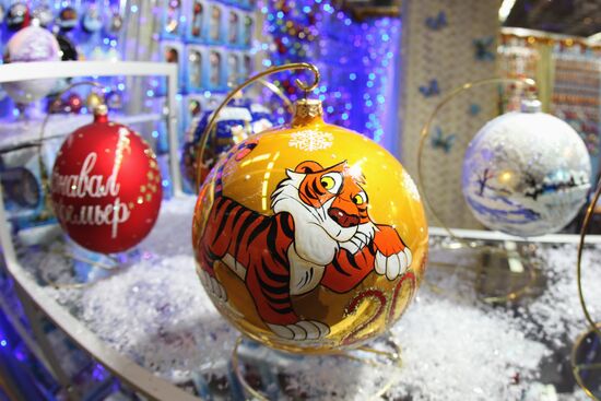 "Christmas time/100 Days till New Year" fair in Artist House