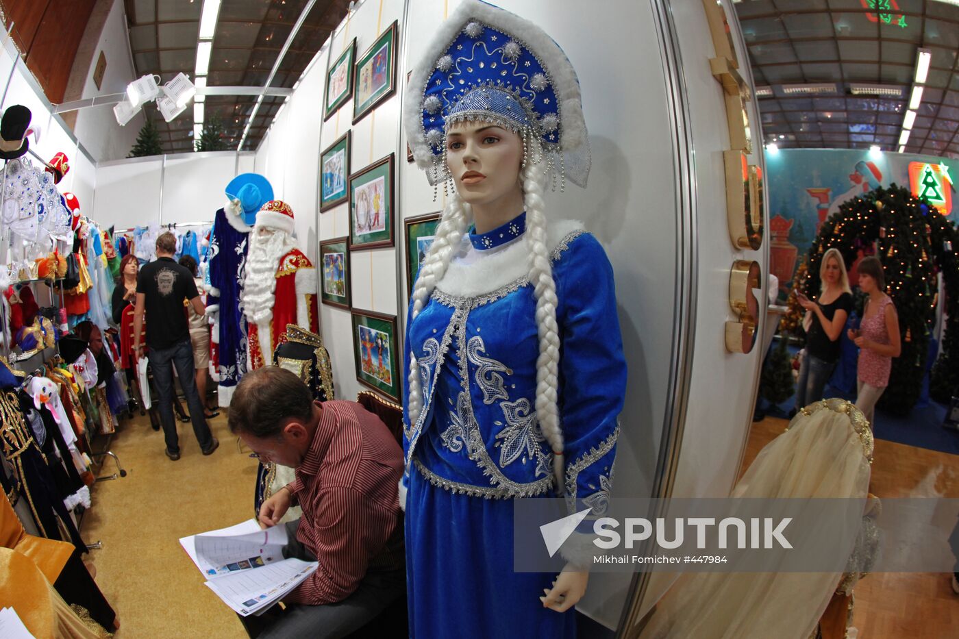 "Christmas time/100 Days till New Year" fair in Artist House