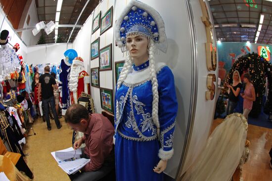 "Christmas time/100 Days till New Year" fair in Artist House