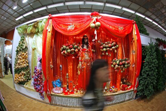 "Christmas time/100 Days till New Year" fair in Artist House
