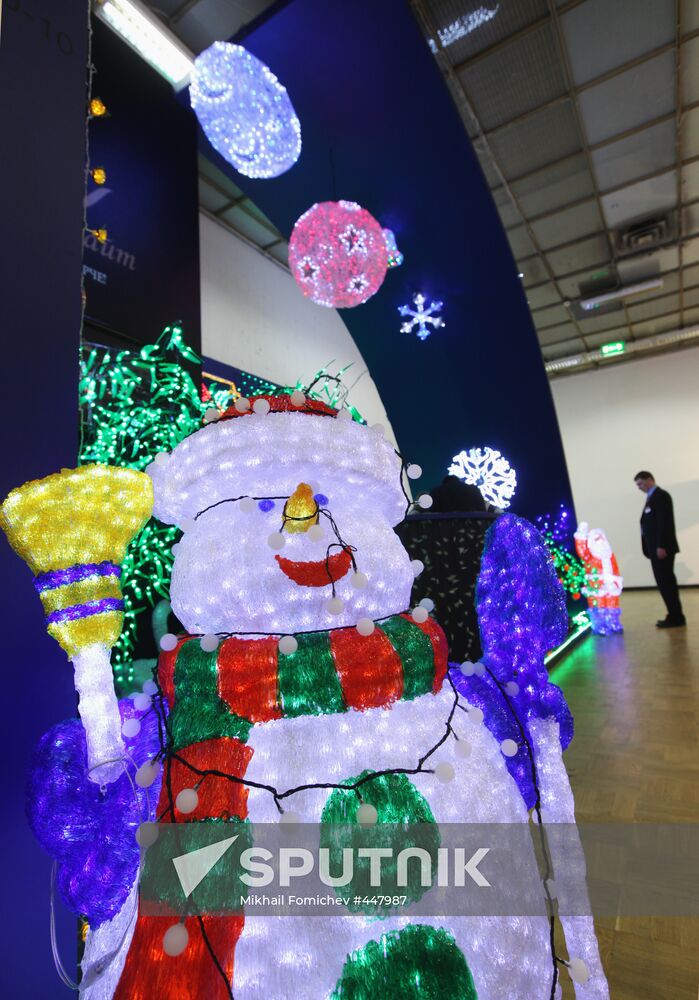 "Christmas time/100 Days till New Year" fair in Artist House
