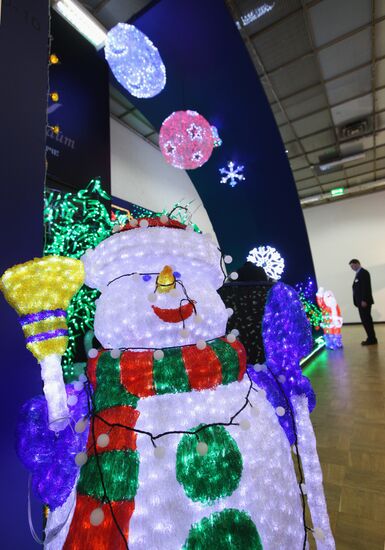 "Christmas time/100 Days till New Year" fair in Artist House