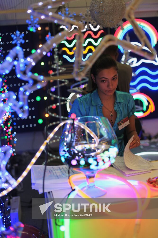"Christmas time/100 Days till New Year" fair in Artist House