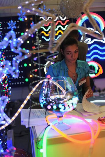 "Christmas time/100 Days till New Year" fair in Artist House