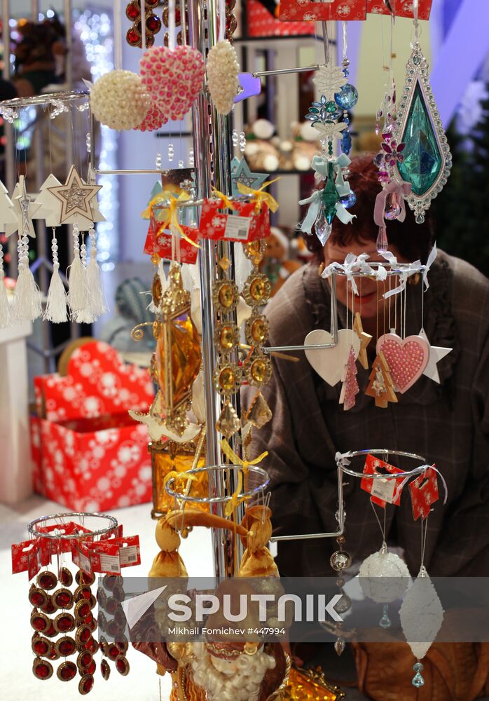 "Christmas time/100 Days till New Year" fair in Artist House