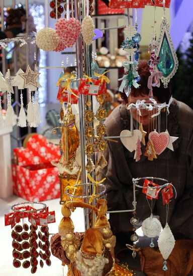 "Christmas time/100 Days till New Year" fair in Artist House