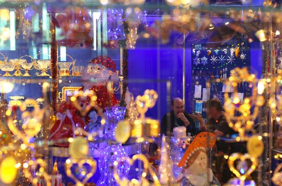 "Christmas time/100 Days till New Year" fair in Artist House