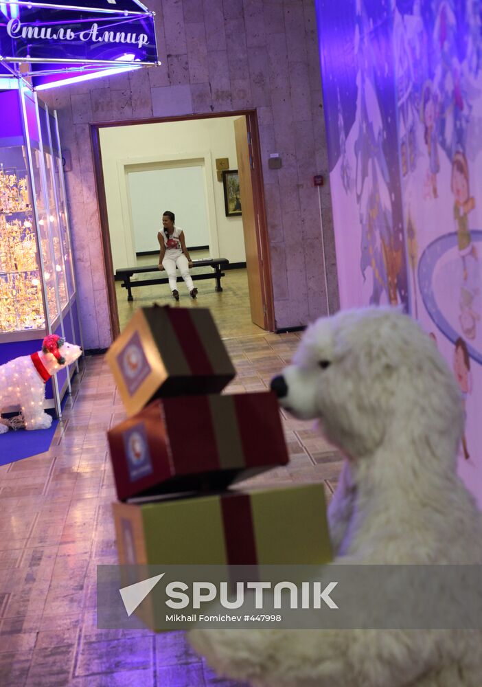 "Christmas time/100 Days till New Year" fair in Artist House