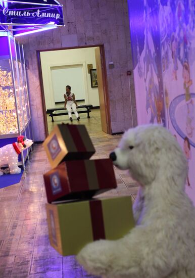 "Christmas time/100 Days till New Year" fair in Artist House