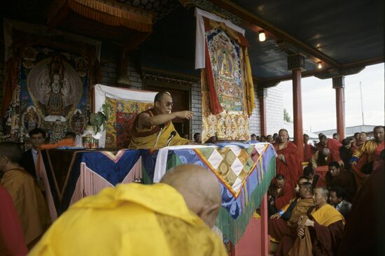 Dalai Lama XIV conducts holiday service