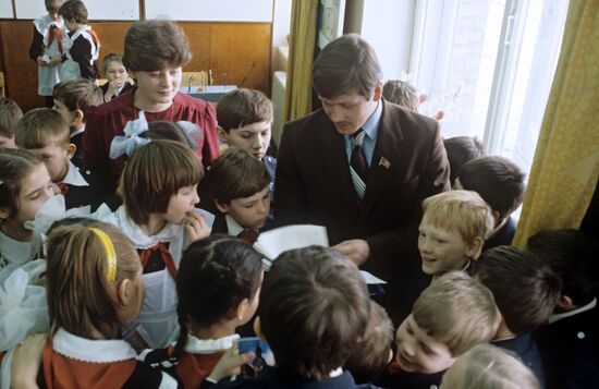 Deputy Sergei Rukavichnikov meets with schoolchildren