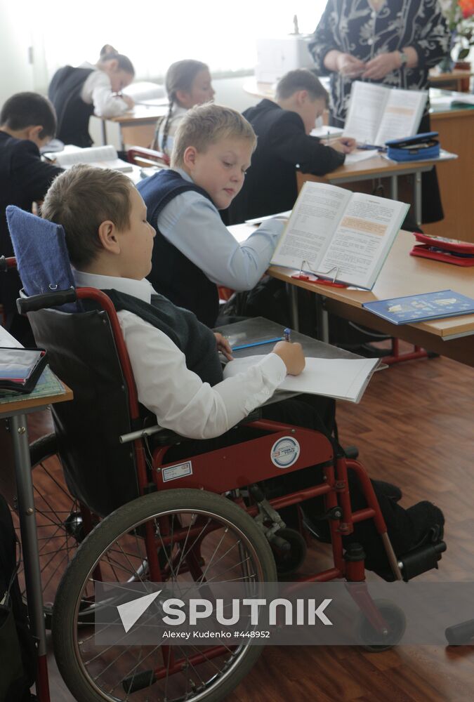 Staircase hoist cart for invalids installed in a Moscow school