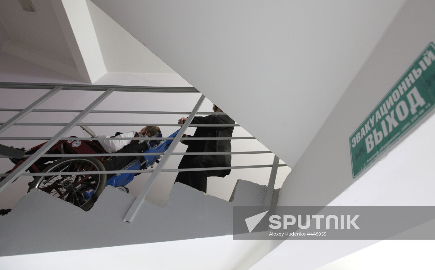 Staircase hoist cart for invalids installed in a Moscow school