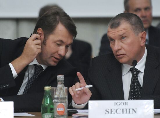 Igor Sechin and Andrei Kuzyayev attend business forum