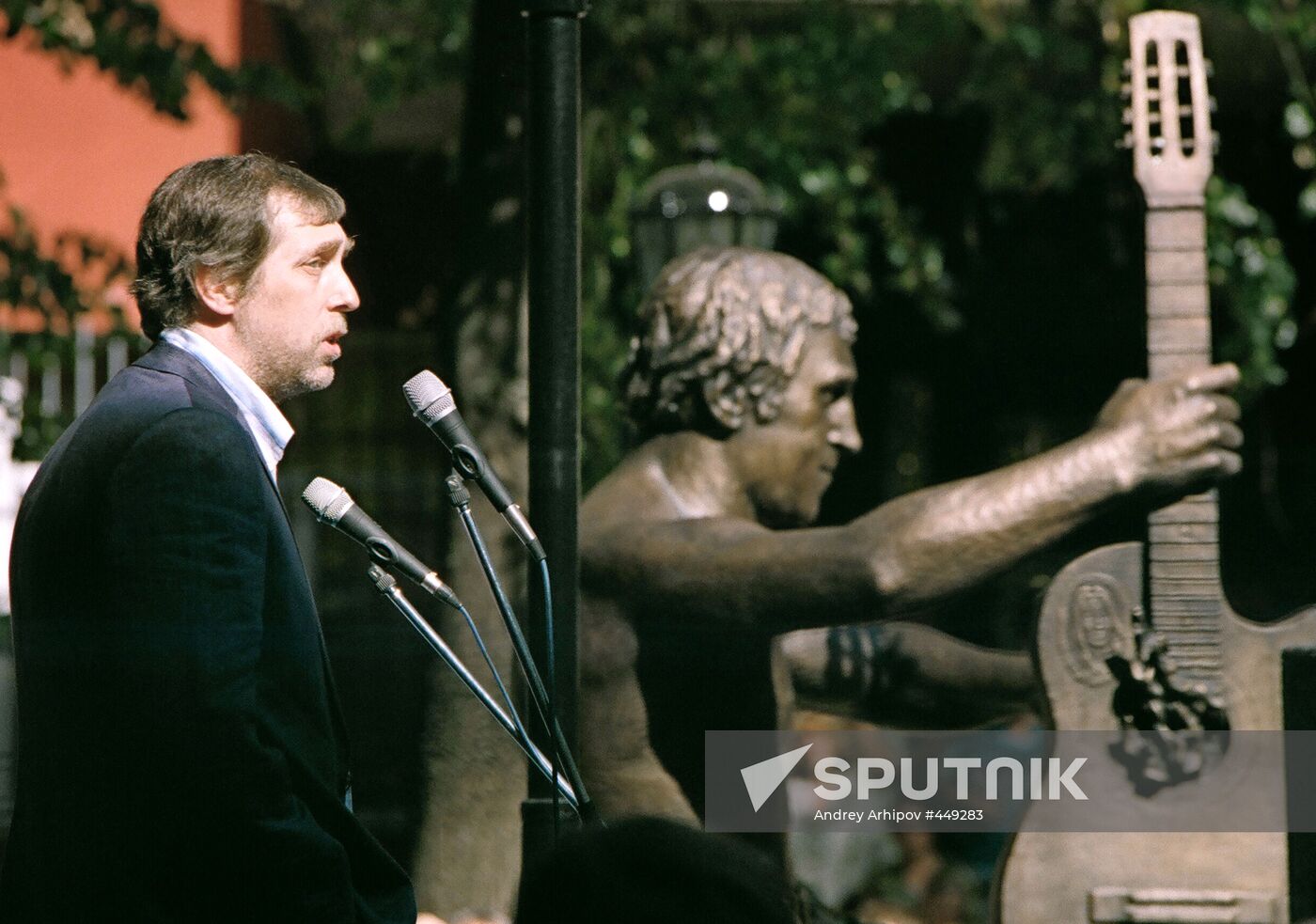 Monument to Vladimir Vysotsky unveiled in Voronezh