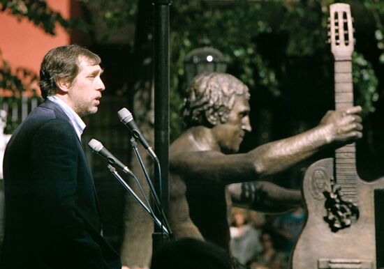 Monument to Vladimir Vysotsky unveiled in Voronezh