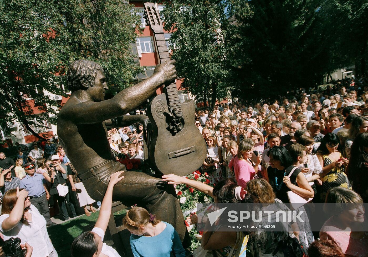 Monument to Vladimir Vysotsky unveiled in Voronezh