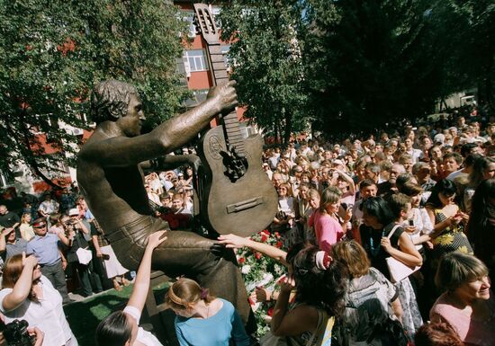 Monument to Vladimir Vysotsky unveiled in Voronezh