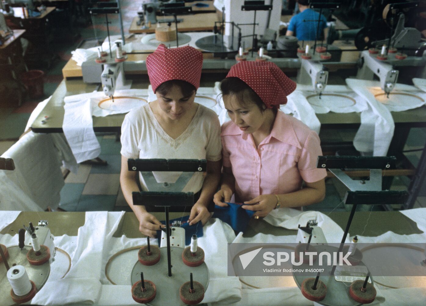 Workers of Algheshevskaya artifact factory