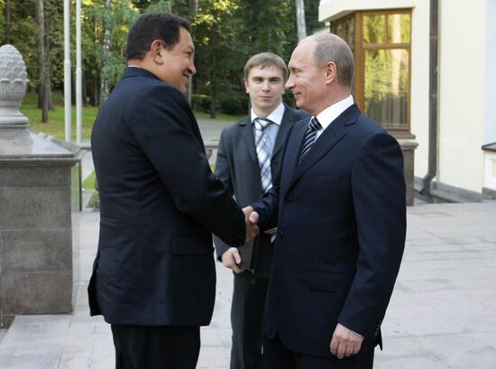 Vladimir Putin meets with Hugo Chávez