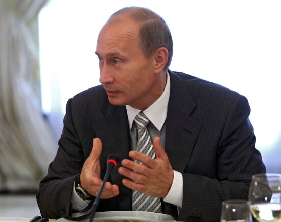 Vladimir Putin meets with Valdai Discussion Club participants